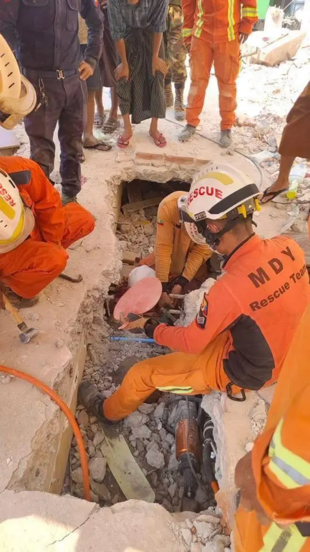 မန္တလေးက ဦးလှသိန်းဗိမာန်ပြိုကျပြီး ပိတ်မိနေတဲ့ သံဃာတွေကို ကယ်ထုတ်နေတဲ့ မြင်ကွင်း