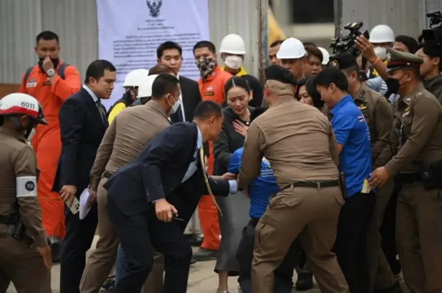 ဆောက်လုပ်ရေးပြိုကျတဲ့နေရာ ရောက်လာတဲ့ ထိုင်းဝန်ကြီးချုပ် နဲ့ မြန်မာအလုပ်သမားအရေးလှုပ်ရှားသူ