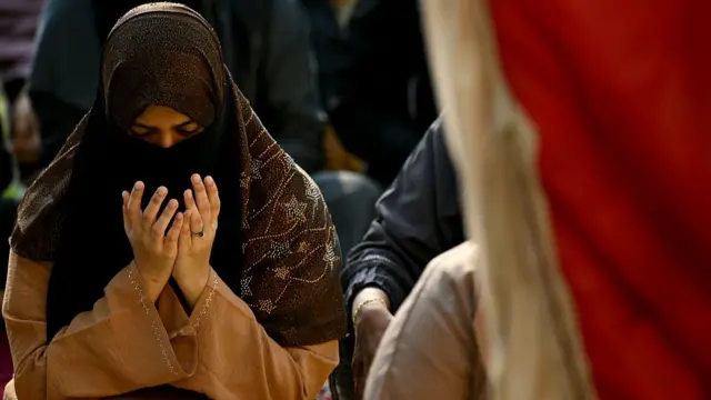 चेन्नई में ईद-उल-फ़ितर की नमाज़ अदा करती महिला