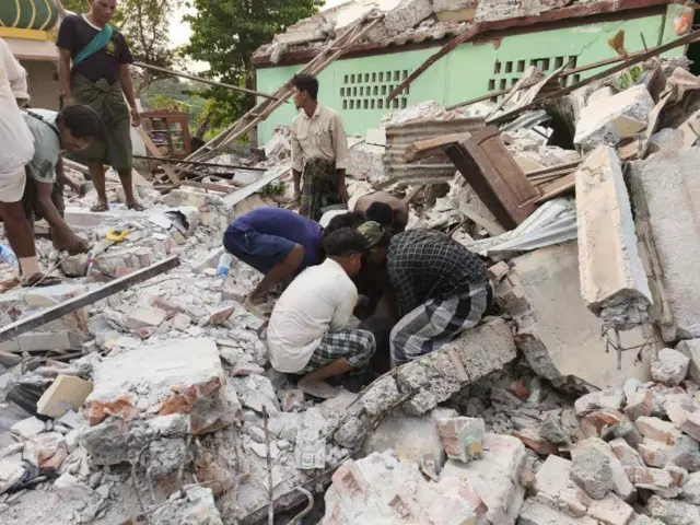 မတ် ၃၀ ရက်က ငလျင်ကြောင့် ဘုံးအိုးရွာမှာ ပြိုကျခဲ့တဲ့ အဆောက်အဦတစ်ခု