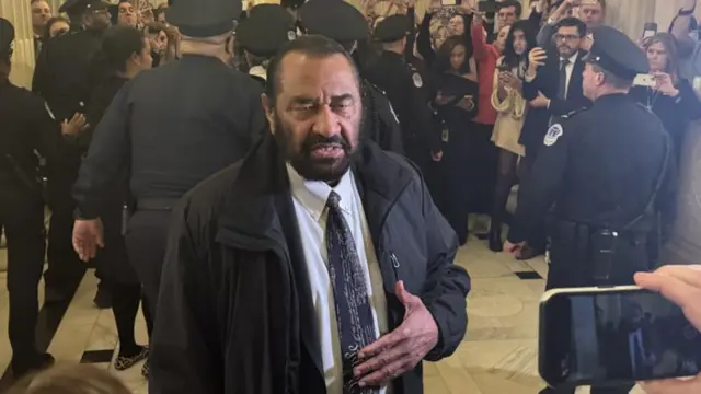 ट्रंप के भाषण शुरू होते ही डेमोक्रेट कांग्रेसमेन अल ग्रीन खड़े हो गए.