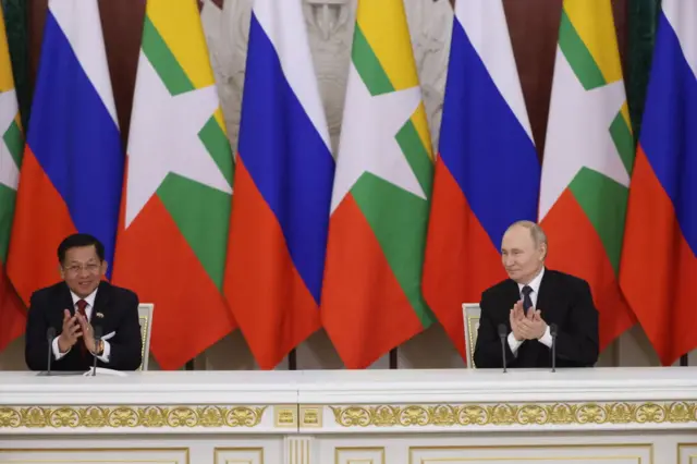 မတ် ၄ ရက် က စစ်ခေါင်းဆောင် ဗိုလ်ချုပ်မှူးကြီးမင်းအောင်လှိုင်နဲ့ ရုရှားသမ္မတ ပူတင်ကို အတူတွေ့မြင်ရစဉ်