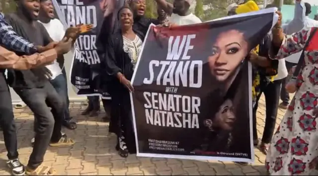 Ndị na-akwado Sịnetọ Natasha Akpoti emeela ngagharịiwe, gwa Akpabio ka ọ rịtuo n'ọkwa