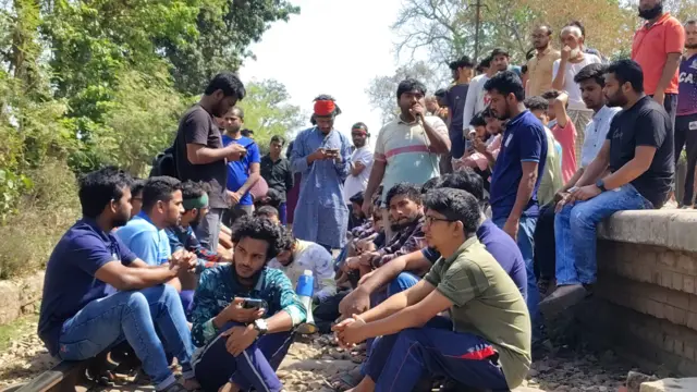 ঢাবিকেন্দ্রিক আধিপত্যের প্রতিবাদে শিক্ষার্থীদের রেললাইন অবরোধ