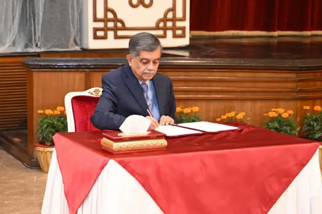 শপথ পাঠ করেছেন সি আর আবরার