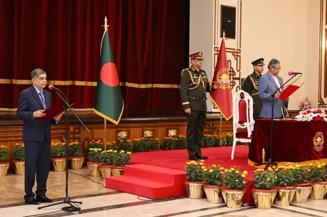শপথ পাঠ করছেন সি আর আবরার