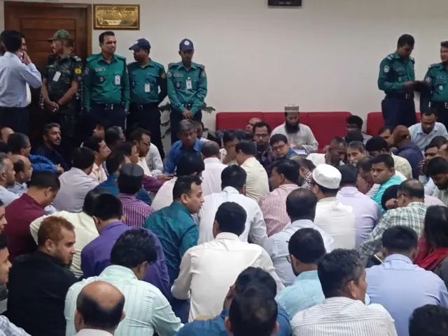 এনআইডি বিভাগের কর্মকর্তাদের অবস্থান