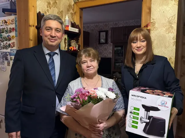 Фото с вручением мясорубок опубликовали сами партийцы