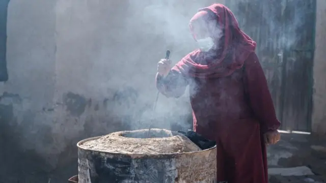 Zeenat ambaye ni muokaji mikate Afghanistan