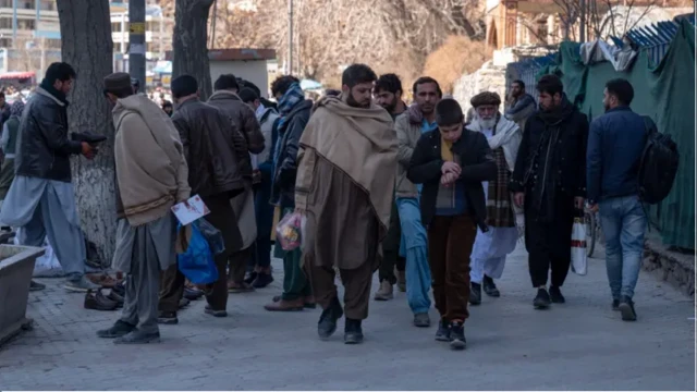 نارینه په دې لارو کې ازادانه ګرځي، خبرې کوي، خو هېڅ یوه ښځه هلته نه لیدل کېږي.