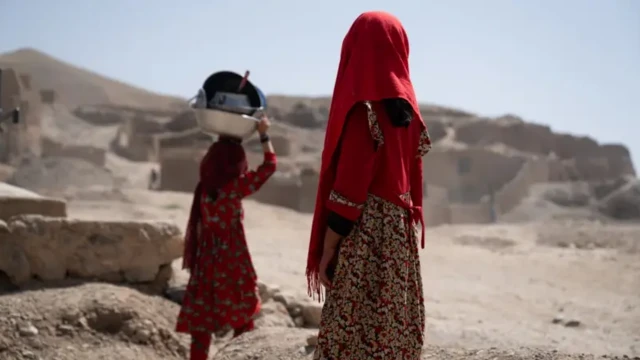 د افغانستان یوې سارايي سیمې دوې اوسېدونکې ماشومانې خپل مېشت ځای ته ګوري.