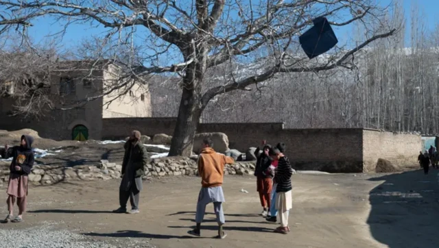 سړي او هلکان په لارو، کوڅو کې باډیوې الوځوي.