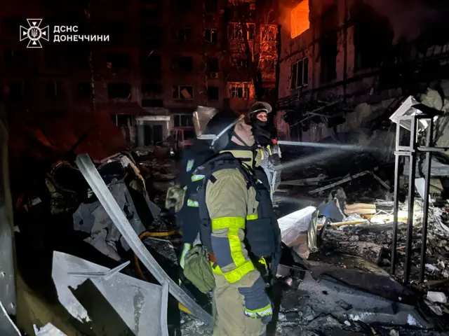 По данным властей, в городе повреждены восемь пятиэтажных жилых домов