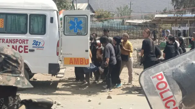 मणिपुर में सुरक्षाबल और प्रदर्शनकारियों के बीच झड़प