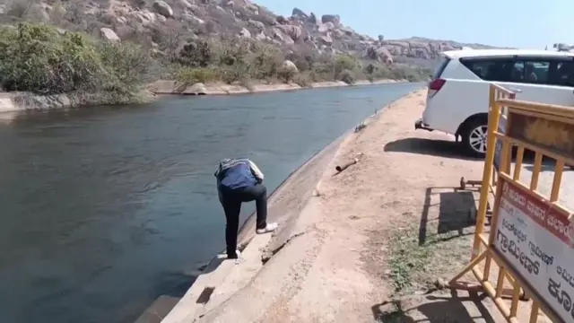 Gareen kun tuuristoota kunneen laga Tungabhadra keessatti darbu dubartii tokko jalqaba gudeedan