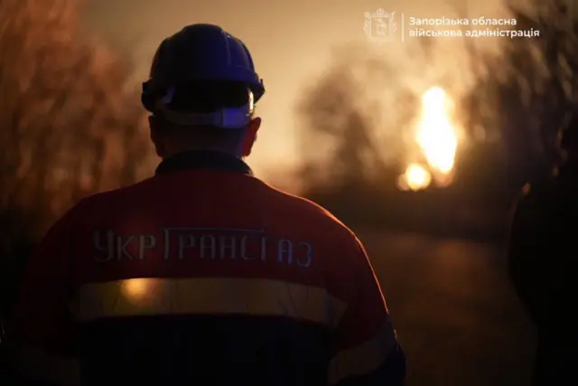 В результате ударов в Запорожской области начался сильный пожар
