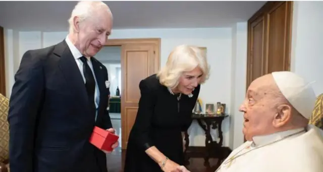 Eze Charles na nwunye ya bụ Ezenwaanyị Camilla gbara akwụwkọ afọ 20 gara aga gara zute Pope Francis