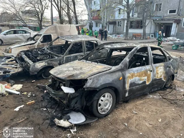 Полиция сообщила о трех поврежденных в Николаеве автомобилях, но на фото их видно больше