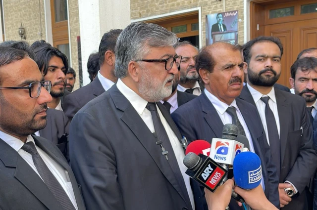 کامران مرتضٰی ایڈووکیٹ دیگر کے ہمراہ
