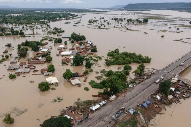 Gọọmenti Naịjirịa adọọla steeti 30 aka na ntị maka nnukwu mmiri ozuzo na oke idemmiri