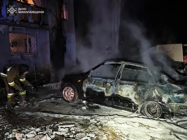 Спасатели опубликовали фото сгоревших автомобилей в Николаеве после атаки дронов