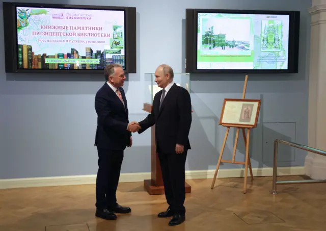 Владимир Путин пожимает руку Стиву Уиткоффу
