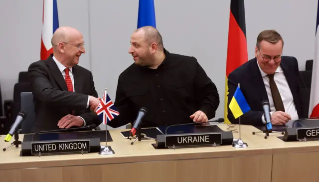 Министры обороны Великобритании Украины и Германии во время саммита