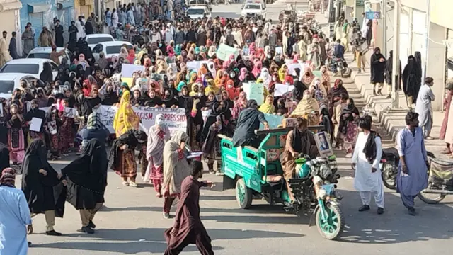 ڈاکٹر ماہ رنگ بلوچ اور دیگر خواتین کی رہائی کے لیے دھرنا