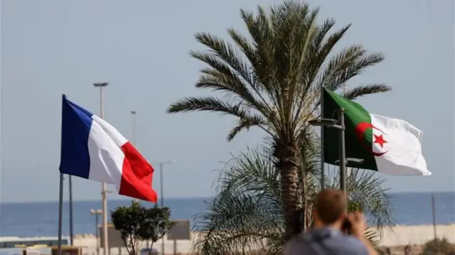Bendera za Ufaransa na Algeria zikipepea kabla ya ziara rasmi ya Rais wa Ufaransa Emmanuel Macron nchini Algeria mnamo 2022.