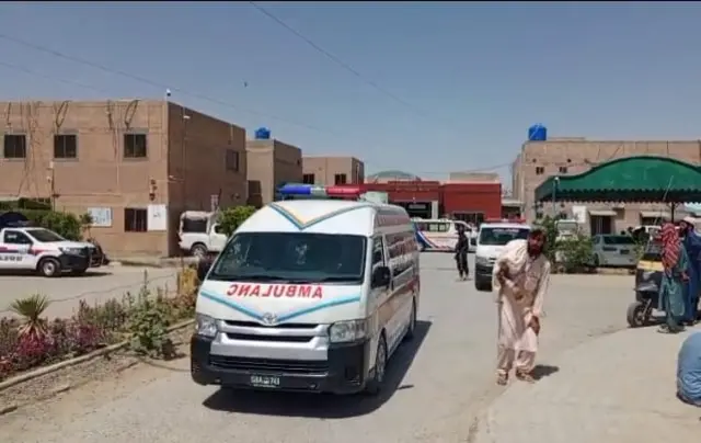 بلوچستان حکومت کے ترجمان شاہد رند کا کہنا ہے کہ تمام زخمیوں کو ہسپتال منتقل کر دیا گیا ہے جبکہ شدید زخمیوں کو کوئٹہ منتقل کیا جا رہا ہے۔