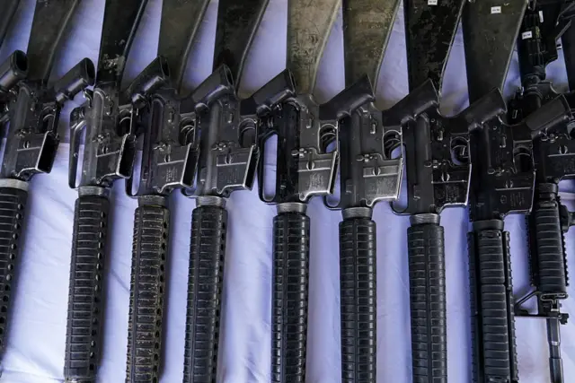 واشنگٹن پوسٹ کا کہنا ہے کہ گذشتہ سال مئی میں پاکستانی حکام نے انھیں ان درجنوں ہتھیاروں تک رسائی دی تھی جو حکام کے بقول پکڑے گئے یا مارے گئے عسکریت پسندوں سے ملے تھے