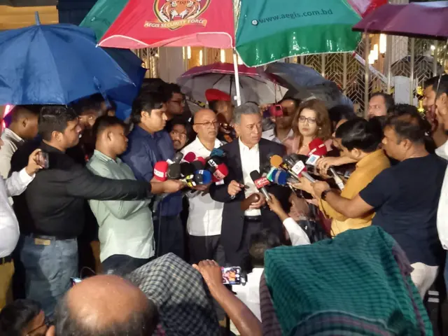 সাংবাদিকদের সঙ্গে কথা বলেন আমীর খসরু মাহমুদ চৌধুরী