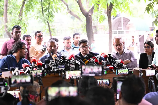 ব্রিফিংয়ে আইন উপদেষ্টা আসিফ নজরুল