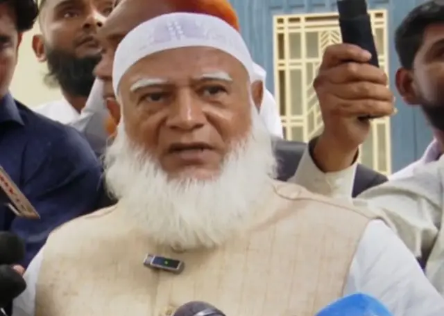 জামায়াতে ইসলামীর আমির শফিকুর রহমান সাংবাদিকদের সাথে কথা বলেন