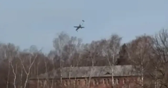 Дрон в небе над домом
