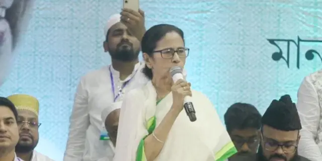 ইমাম-মুয়াজ্জিনদের সভায় ভাষণ দিচ্ছেন পশ্চিমবঙ্গের মুখ্যমন্ত্রী মমতা ব্যানার্জী