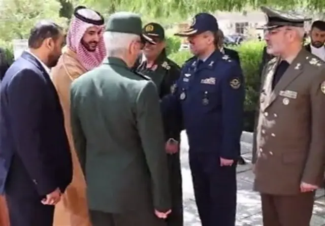 وزیر دفاع عربستان به هنگام ورود به تهران مورد استقبال محمد باقری،‌ رئیس ستاد کل نیروهای مسلح قرار گرفت