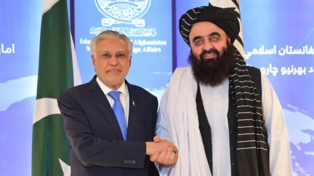 وزیر خارجہ اسحاق ڈار امیر متقی کے ہمراہ