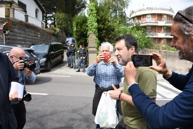ماتئو سالوینی در میان خبرنگاران