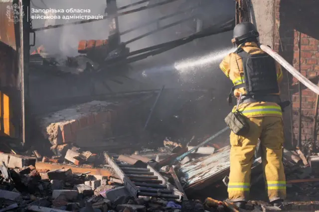 Тушение пожаров после атаки дронов в Запорожской области