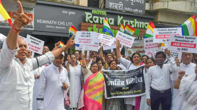 मंदिर तोड़े जाने के ख़िलाफ़ जैन समुदाय के लोगों का विरोध प्रदर्शन