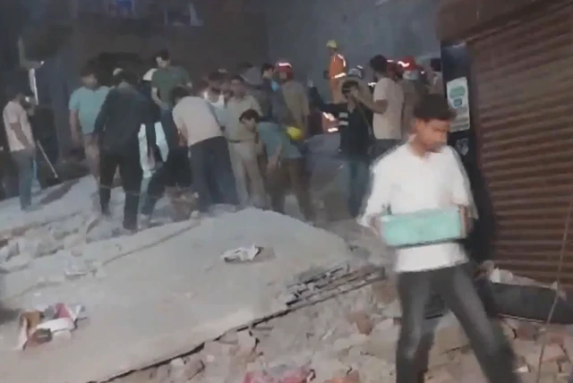 दिल्ली के मुस्तफाबाद में एक इमारत ढही