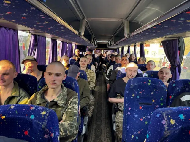 Украинские военные сидят в автобусе