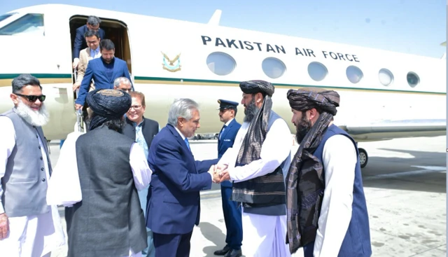 اسحاق ڈار ایک روزہ دورے پر کابل میں موجود