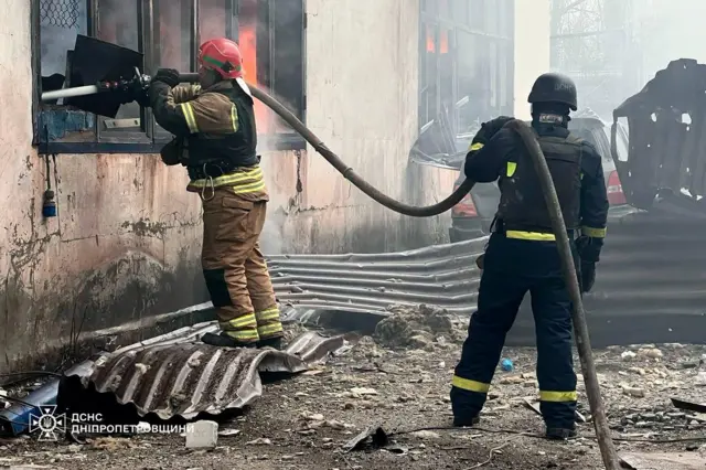 Пожарные борются с огнем