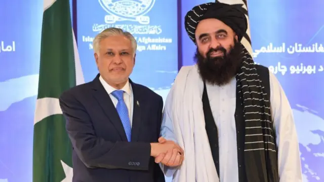 وزیر خارجہ اسحاق ڈار اور افغانستان کے قائم مقام وزیر خارجہ امیر خان متقی