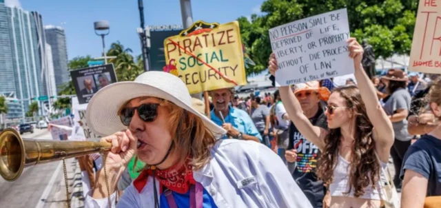 Ọtụtụ puku esonyela ngagharịiwe megide Onyeisiala Trump n'ofe Amerịka