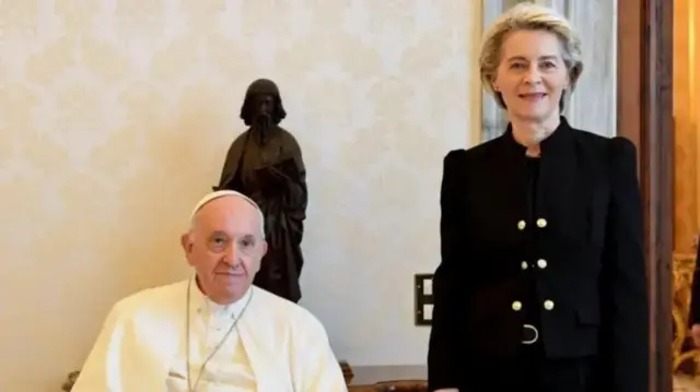 Ursula von der Leyen, người đứng đầu Ủy ban châu Âu, cho biết bà xin gửi lời chia buồn tới tất cả những tín đồ đang mất mát