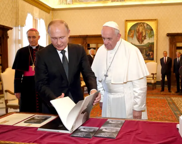 Tổng thống Putin (trái) và Giáo hoàng Francis tại Dinh Tông Tòa vào ngày 4/7/2019