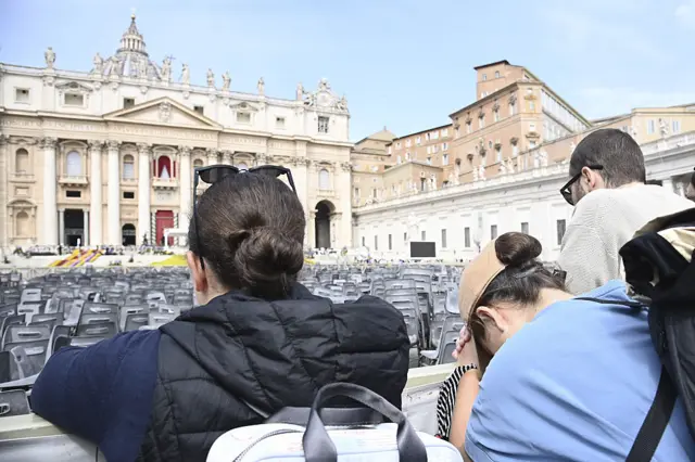 مؤمنون يصلون في ساحة القديس بطرس بعد انتشار خبر وفاة البابا فرانسيس